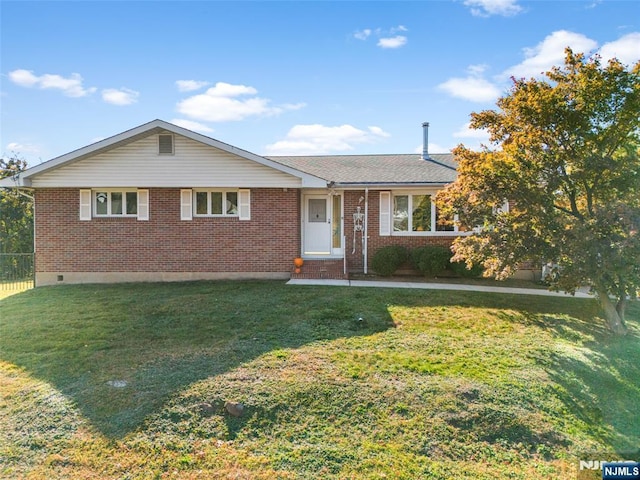 ranch-style house featuring a front lawn