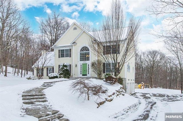 view of front property featuring a garage