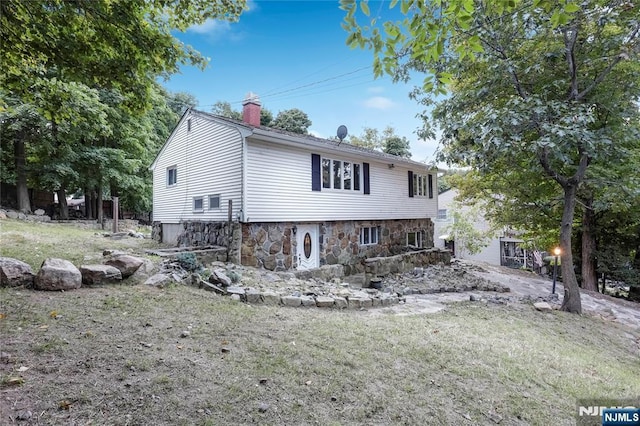 view of front of home featuring a front yard