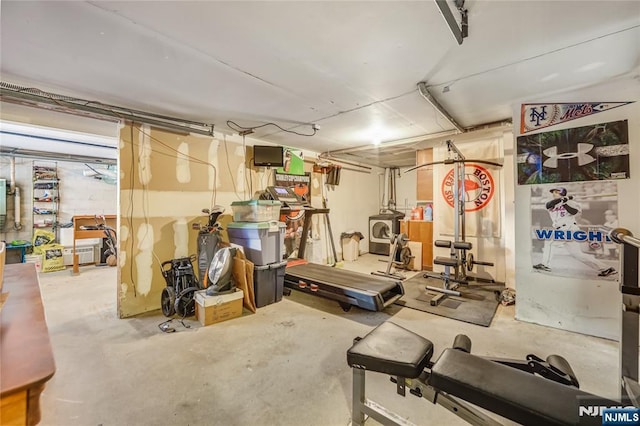 workout area with washer / dryer