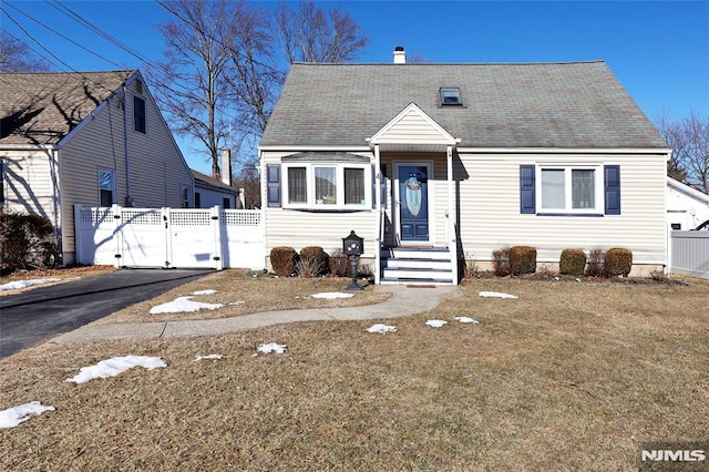 cape cod-style house featuring a front lawn