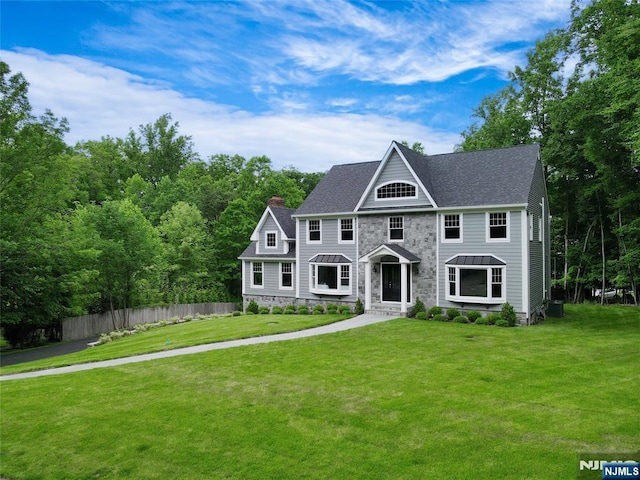 view of front facade featuring a front lawn