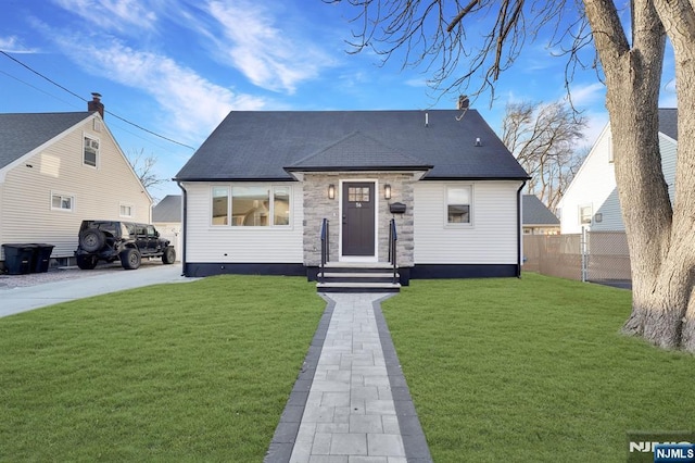 view of front of home featuring a front lawn