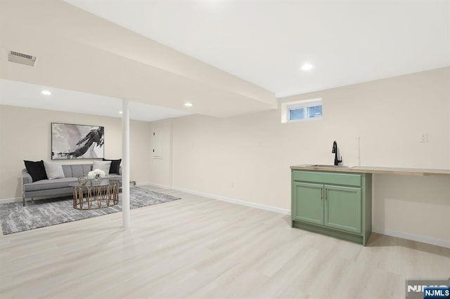 sitting room with sink and light hardwood / wood-style floors