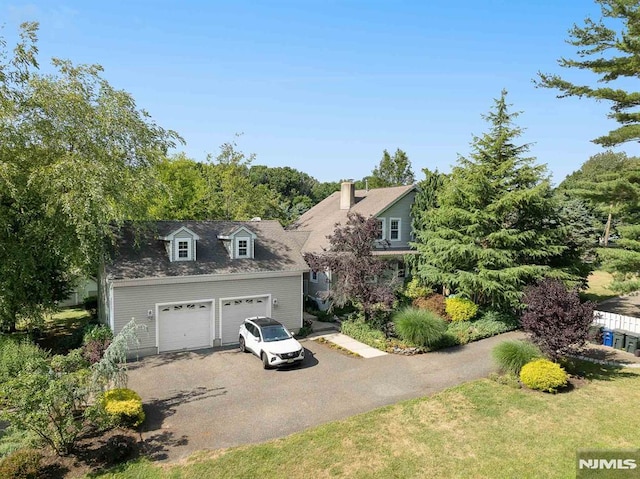 view of front of house featuring a front yard