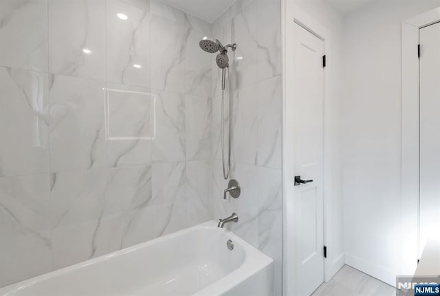 bathroom featuring tiled shower / bath