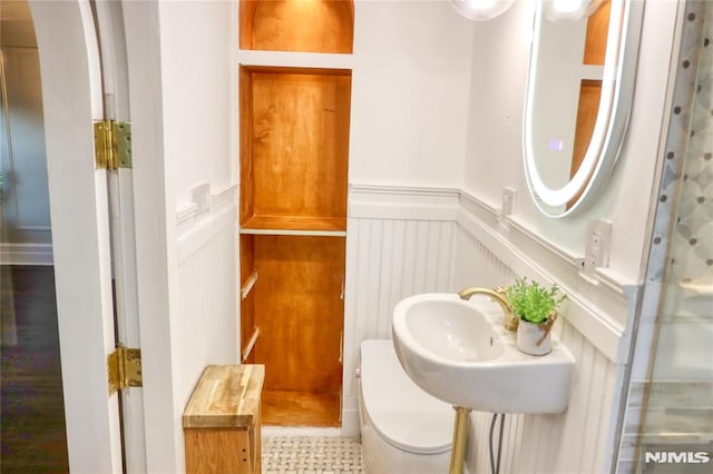 bathroom featuring sink