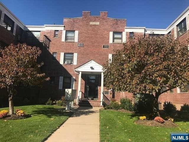 view of front of house with a front yard