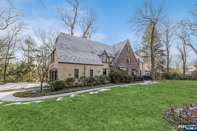 view of front of property with a front yard