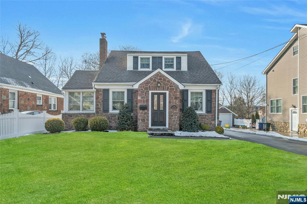 view of front of house featuring a front lawn