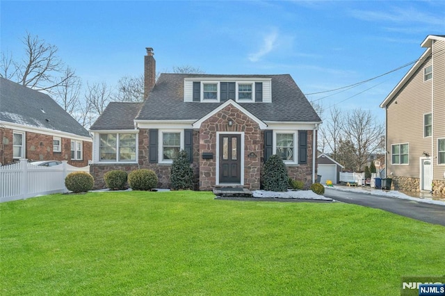 view of front of house featuring a front lawn