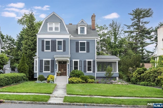 view of front of home featuring a front lawn