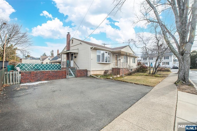 view of front of home featuring a front yard