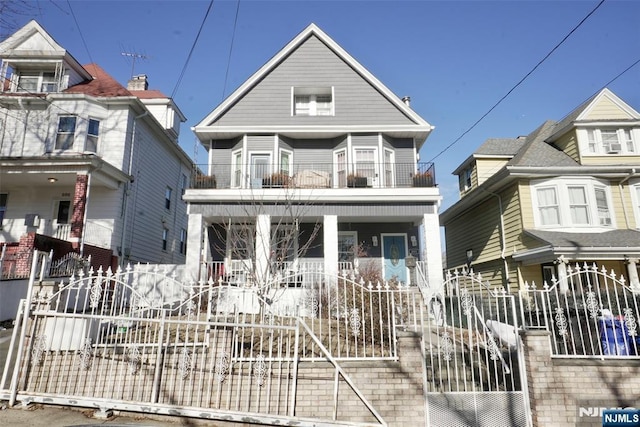 view of front facade featuring a balcony