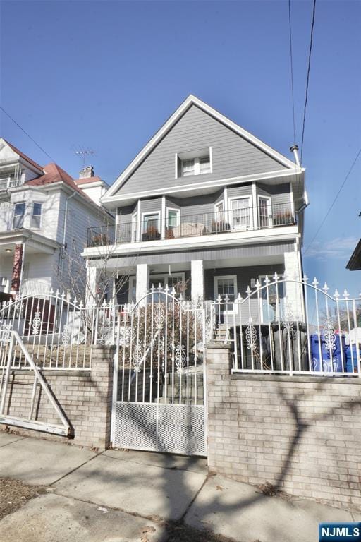 view of front of property featuring a balcony