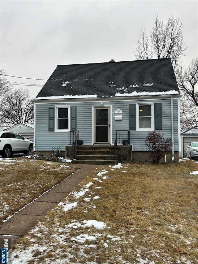 view of front facade with a yard