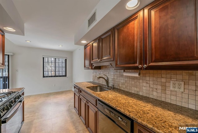 kitchen with a sink, visible vents, decorative backsplash, dark stone counters, and black appliances