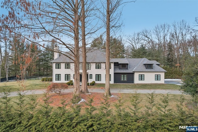 view of front of house featuring a front yard