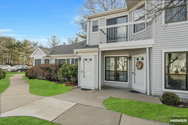 exterior space featuring a lawn