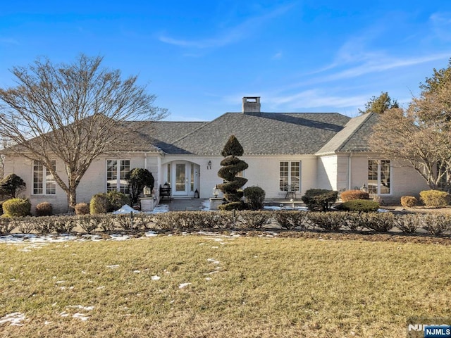 single story home with a front yard