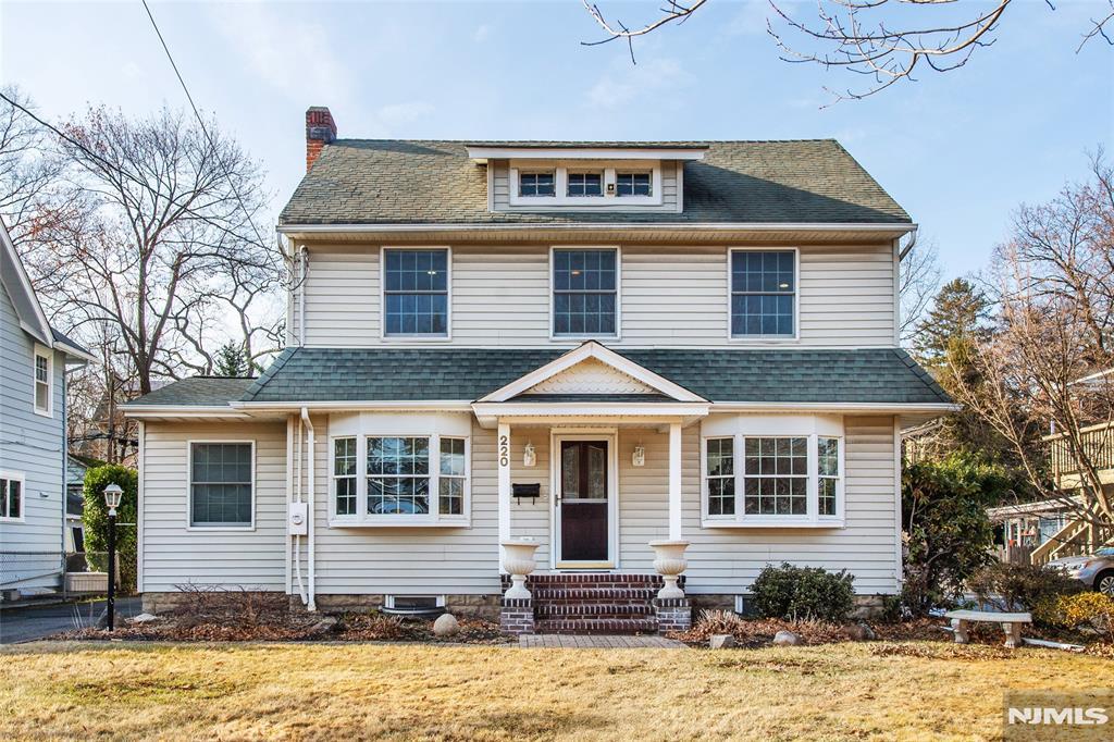 view of front facade featuring a front lawn