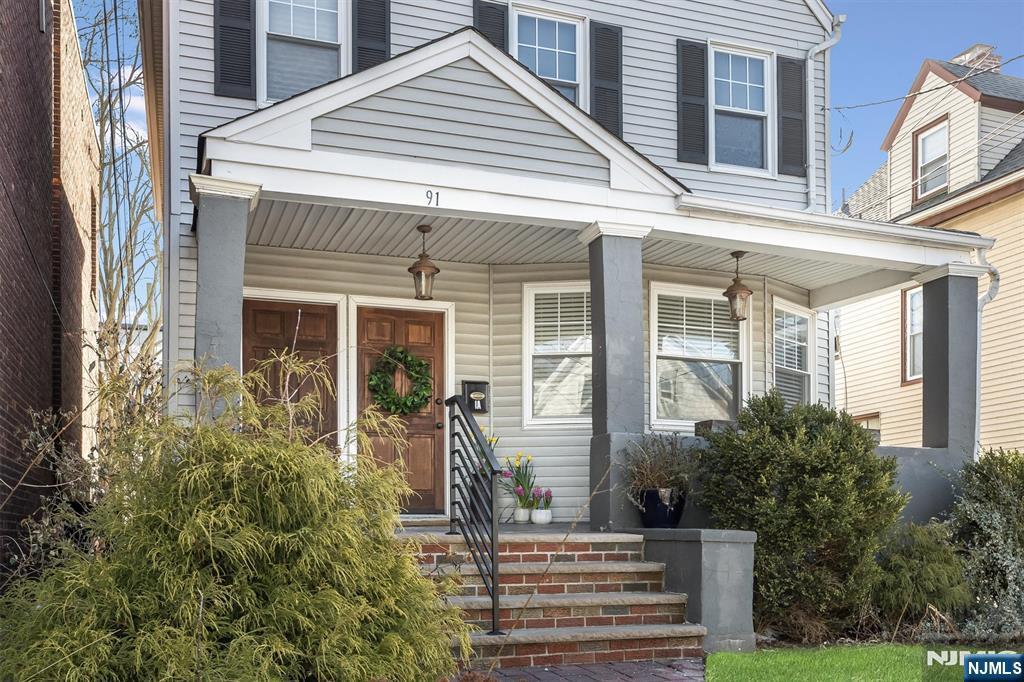 view of front of house with a porch