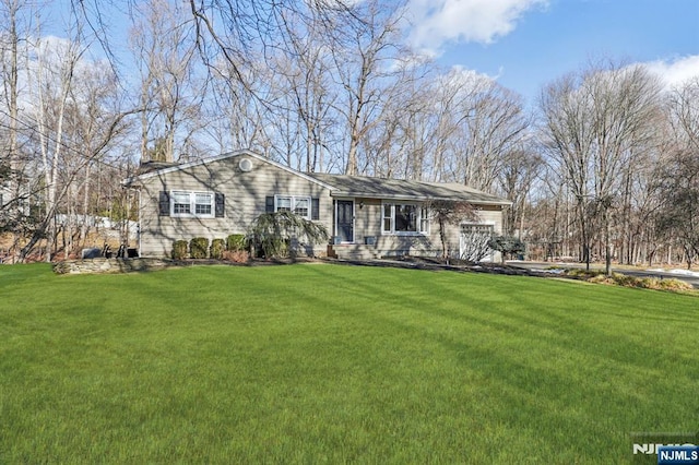 single story home featuring a front lawn