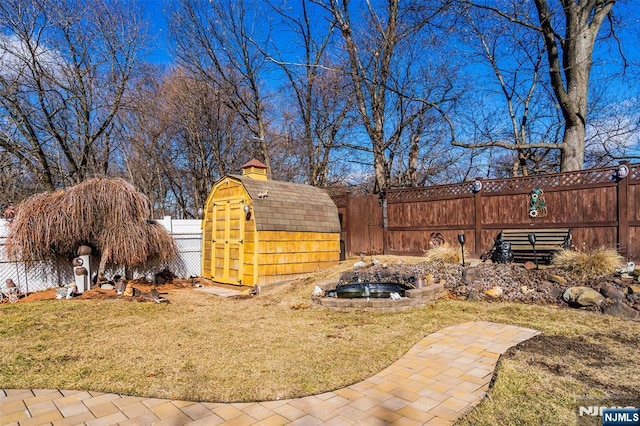 view of yard featuring a storage shed