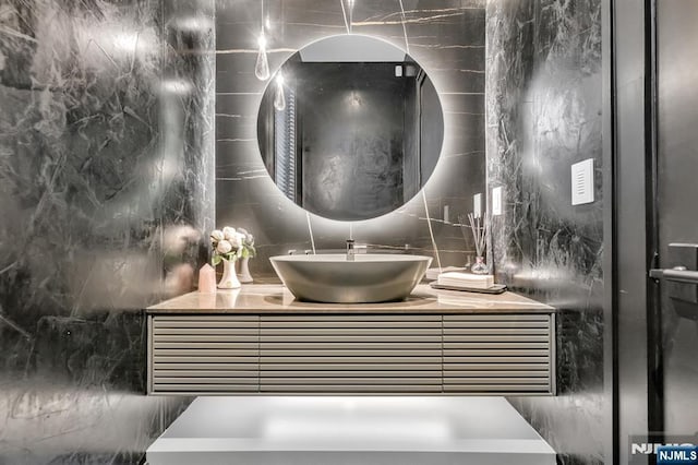 bathroom featuring tasteful backsplash and vanity