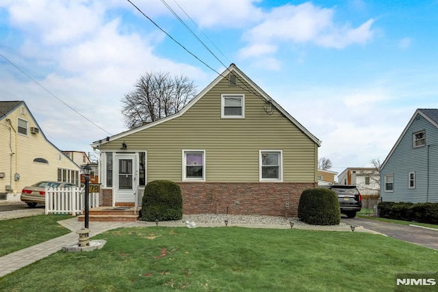 view of front of home featuring a front yard