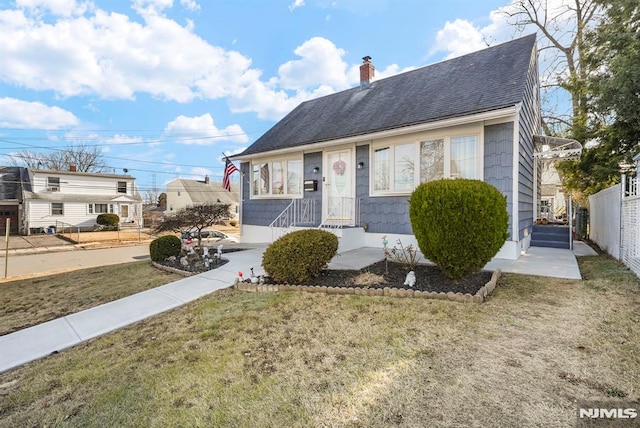 view of front of house with a front lawn