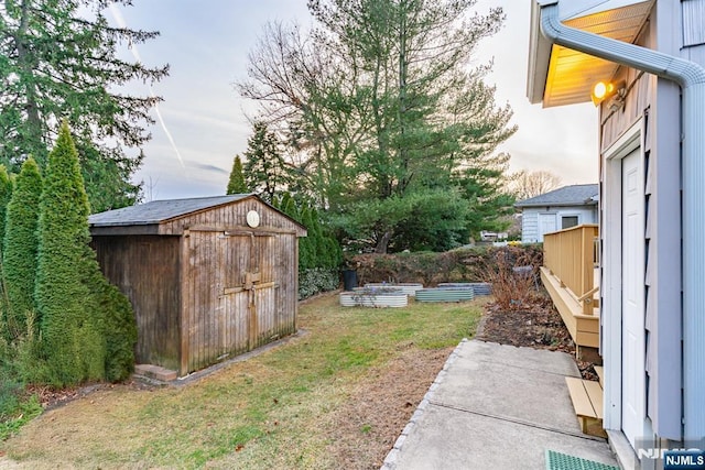 view of yard featuring a storage unit