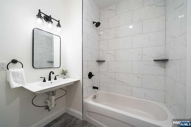 bathroom featuring tiled shower / bath combo