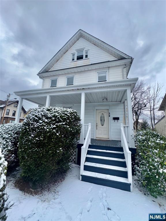 view of front facade featuring covered porch