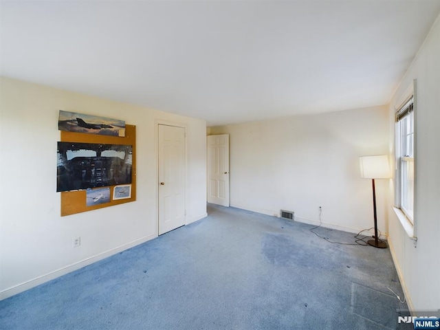 unfurnished room with carpet flooring