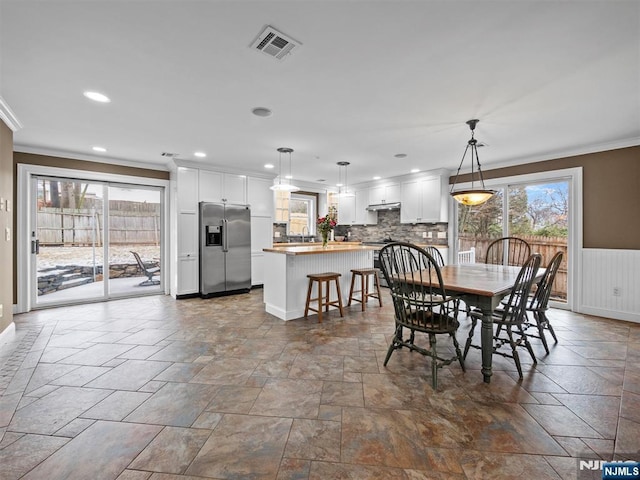 dining area with ornamental molding