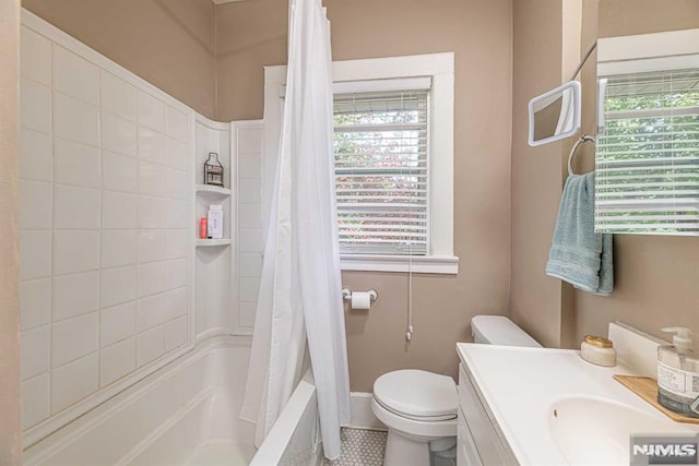 full bathroom featuring vanity, a healthy amount of sunlight, shower / bath combination with curtain, and toilet