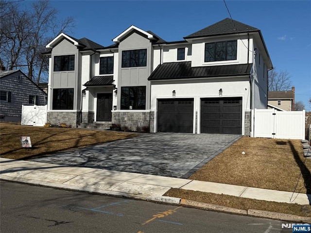 view of front facade featuring a garage