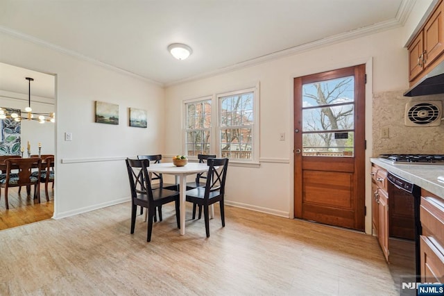 dining room featuring baseboards, a notable chandelier, crown molding, and light wood finished floors