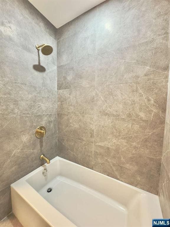 bathroom featuring tiled shower / bath combo