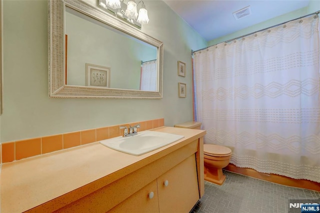 full bath with toilet, vanity, visible vents, and a shower with curtain