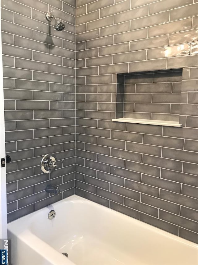 bathroom with tiled shower / bath