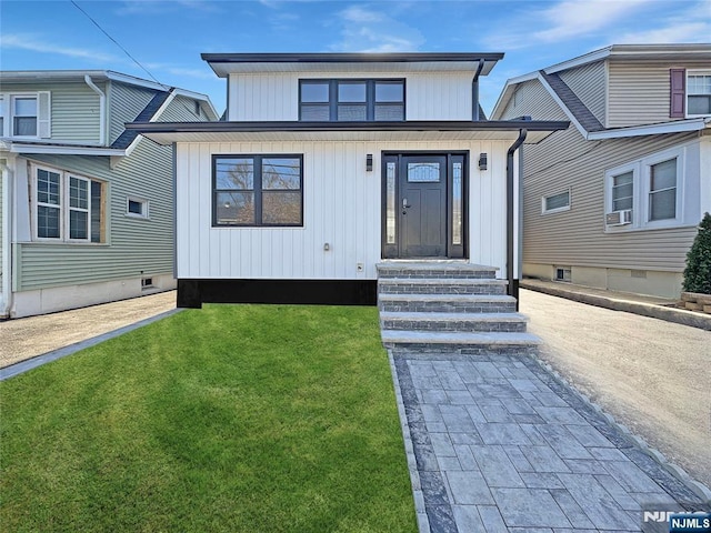 view of front facade featuring a front yard