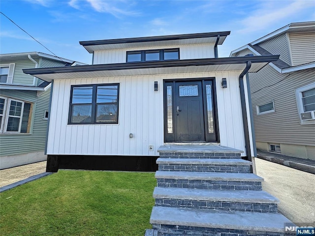 view of front facade featuring a front lawn