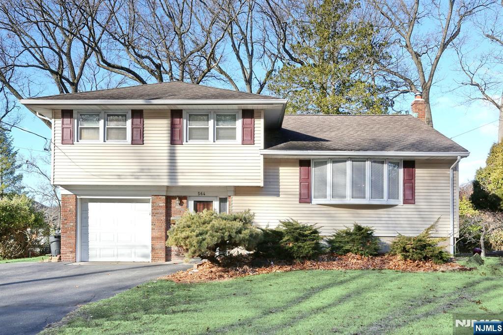 tri-level home with a garage and a front yard