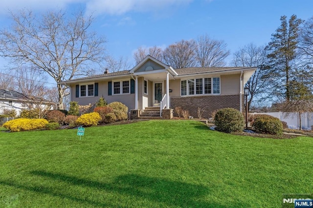 single story home featuring a front lawn