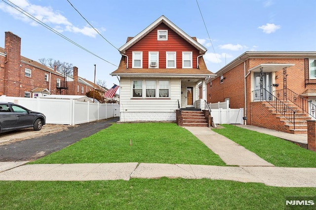 view of front of house with a front lawn