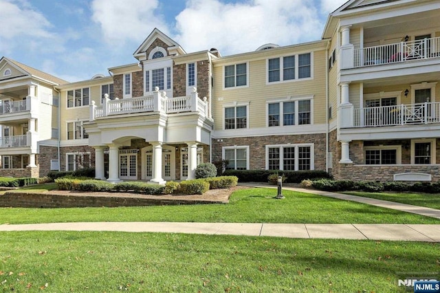 exterior space featuring a front yard