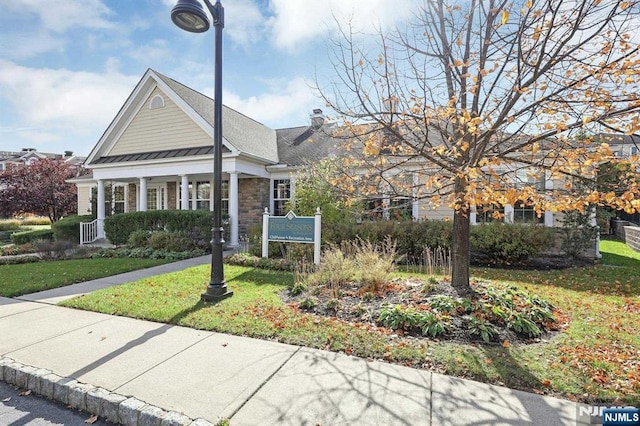 view of front of property featuring a front yard