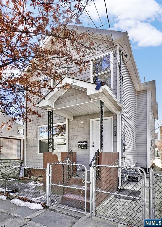 view of front facade featuring a fenced front yard and a gate